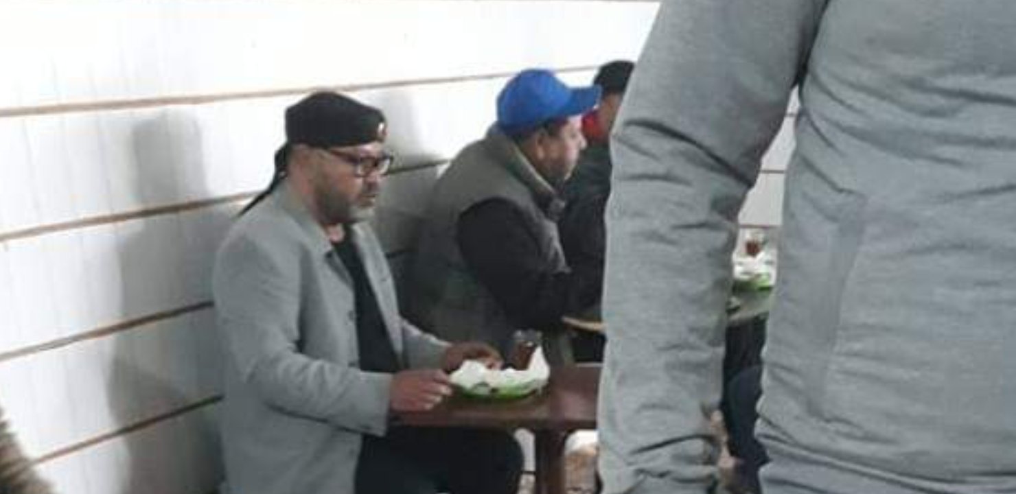 صور/شبيه محمد السادس يظهر برٓزة المٓلك العسكرية يتناول ‘المشاوي’ بسوق أسبوعي