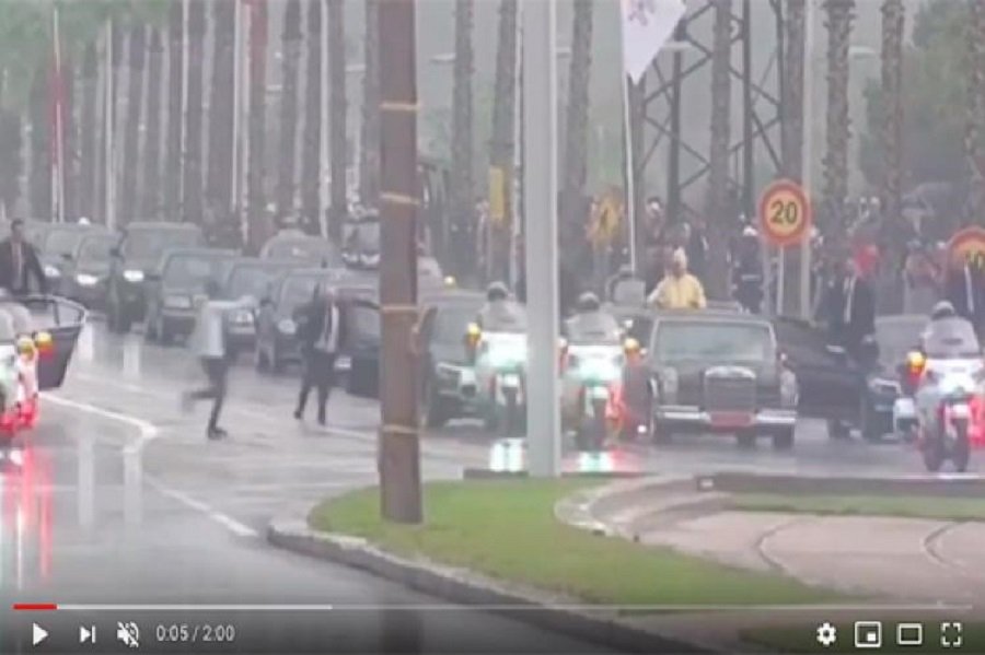 فيديو.. شاب يخترق موكب الملك محمد السادس والبابا فرنسيس