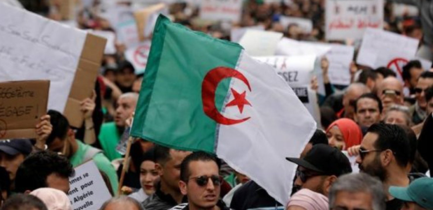 الجزائر: المجلس الدستوري يرضخ لمطالب قائد الجيش ويقر شغور منصب رئيس الجمهورية طبقا للفصل 102 من الدستور