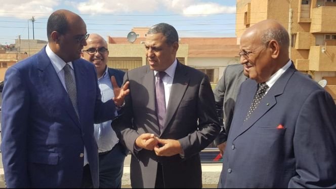 والي العيون و رئيس المجلس البلدي يشرفان على إطلاق اسم الكاتب العام للبلدية  الإسباني سابقا على إحدى ازقة المدينة