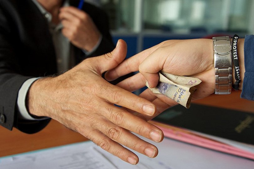 الرشوة.. ضبط حالة واحدة كل 3 أيام .