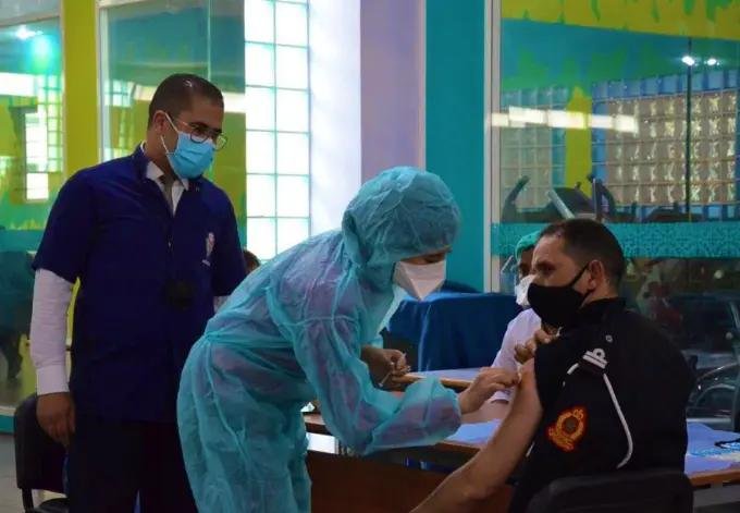 بالصور..انطلاق عملية التلقيح ضد كورونا في صفوف نساء ورجال الأمن الوطني المغربي