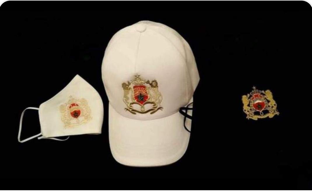 مصالح طنجة توقف سيدة في حالة تلبس بحيازة وترويج قبعات وكمامات تحمل الشارات الرسمية للقوات العمومية