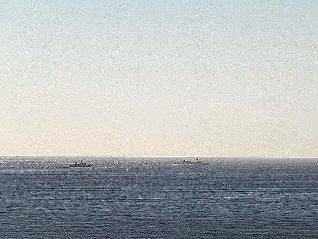 يخت الملك يبحر في ساحل سبتة مرفوقا بفرقاطات عسكرية (صور)