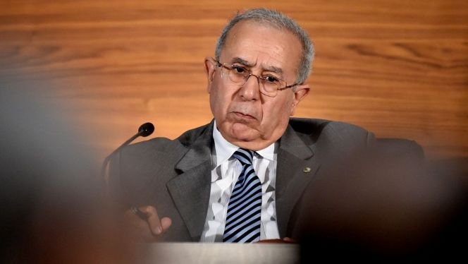 جون أفريك .. “الجزائر-المغرب: وزير خارجية الجزائر، رجل إطفاء أم مضرم نيران ؟