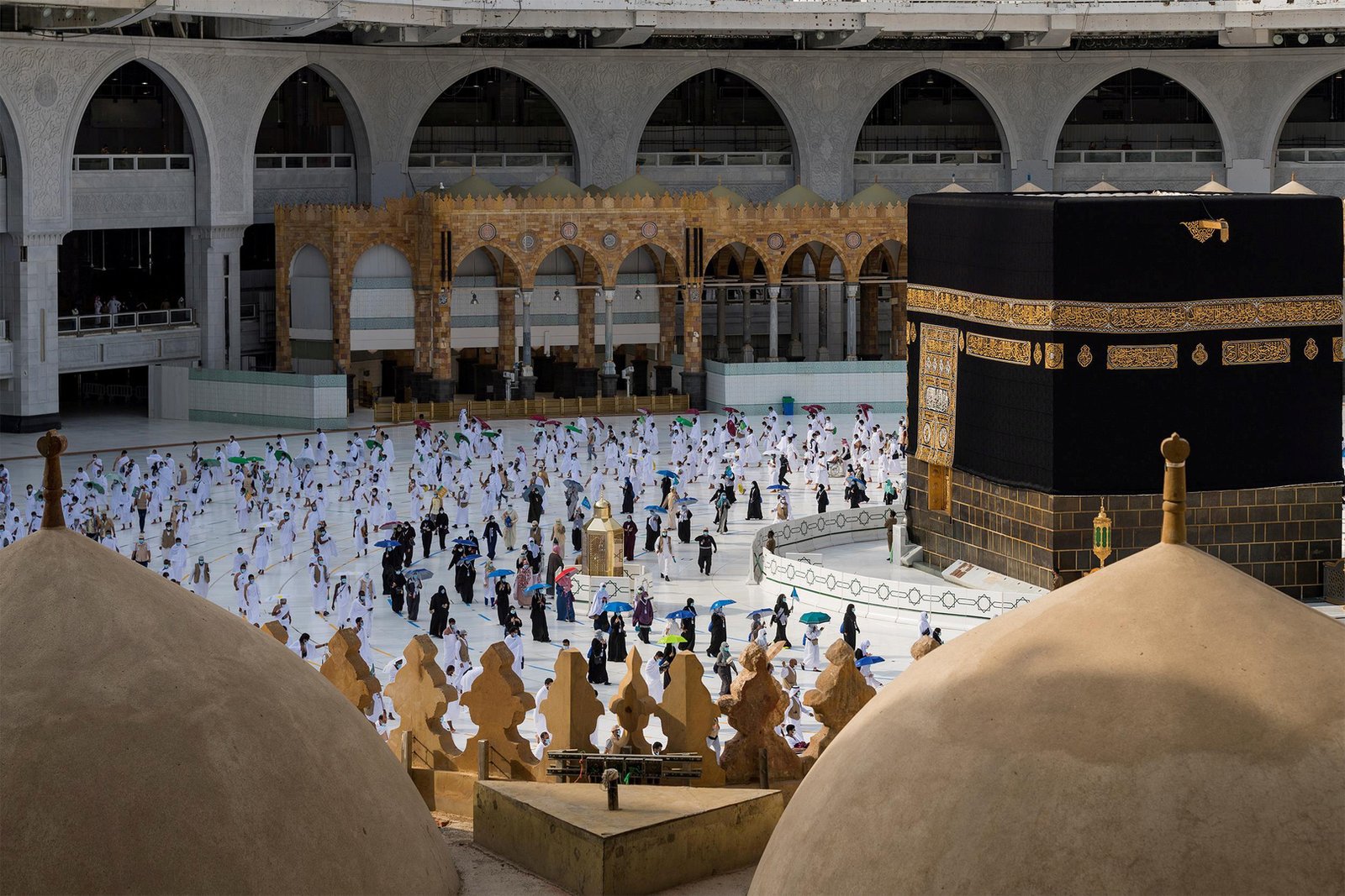 السلطات السعودية تقرر إقامة الصلاة في المسجد الحرام “بالتباعد الجسدي من جديد”