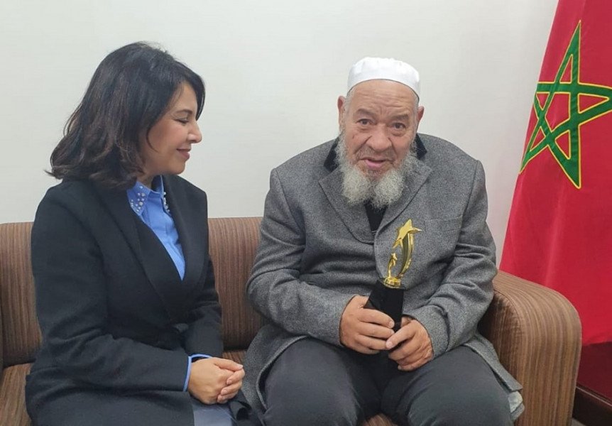 عبد الهادي بلخياط يسلم درع “لالة فنانة” لمنى فتو