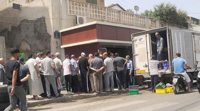 جزائريون يستقبلون رمضان بطوابير طويلة للحصول على المواد الغذائية