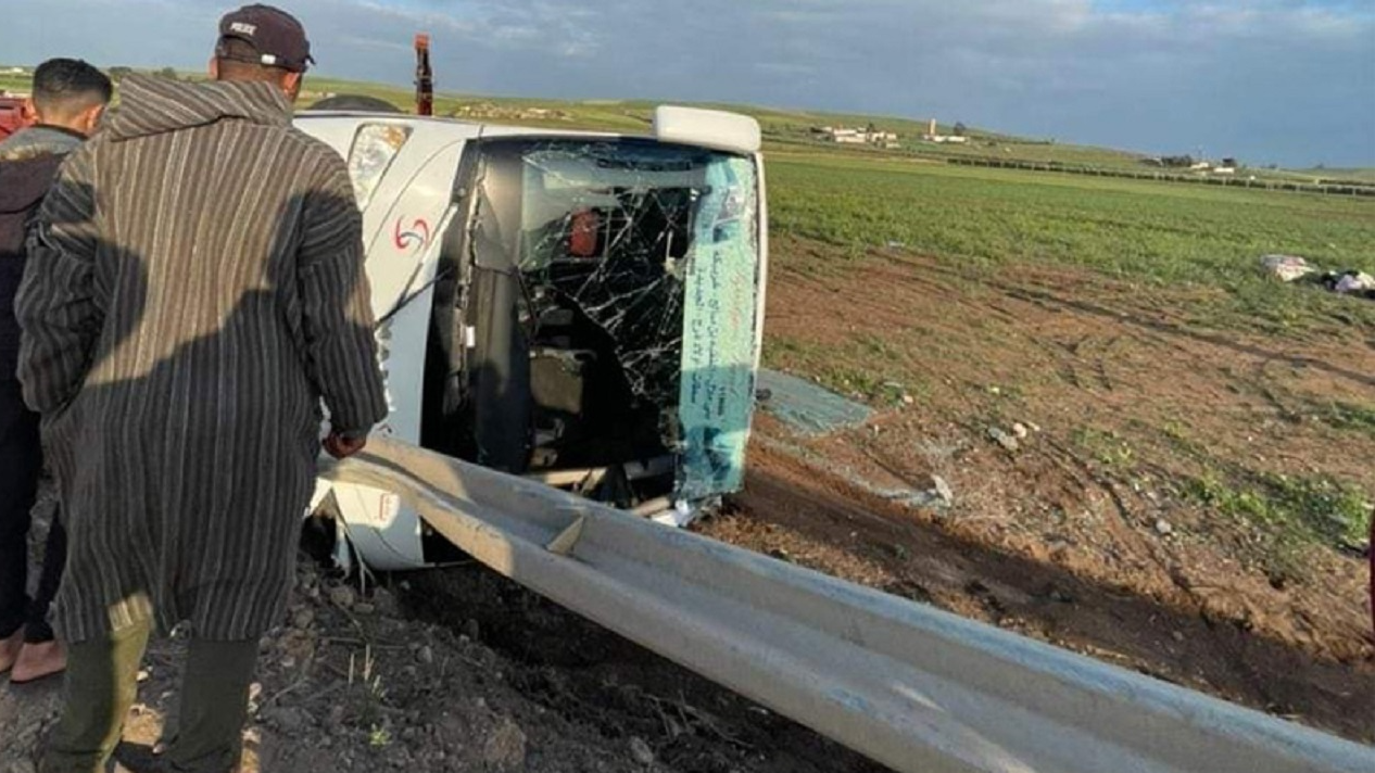 35 جريحا في انقلاب حافلة بسطات