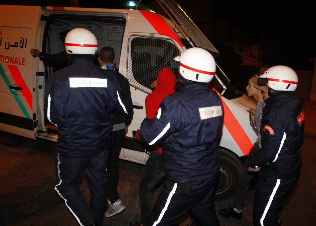 قَضِّية فِيها الخيانة الزوجية..بُولِيس تامنصورت يوقف أستاذة مُتزَوِجة ومُفتش تربوي