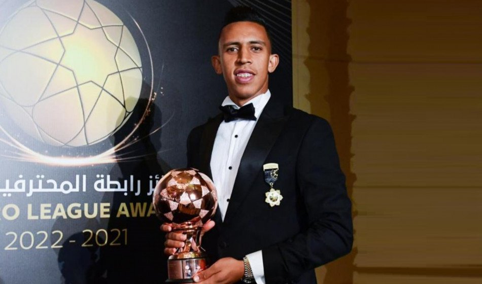الدولي المغربي سفيان رحيمي يتوج  بالكرة الذهبية