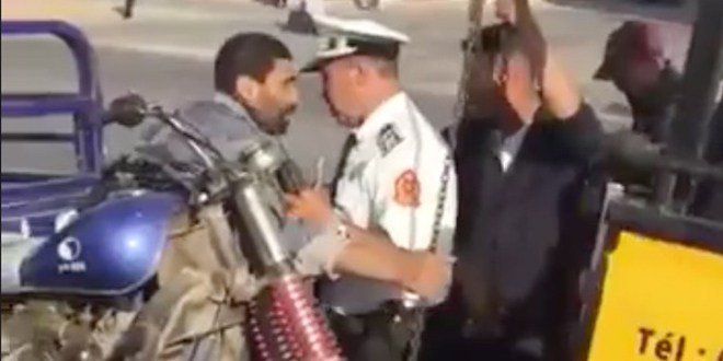 المديرية العامة للأمن الوطني توقف الشرطي المعتدي لفظيا و جسديا على سائق التريبوتور …. المزيد