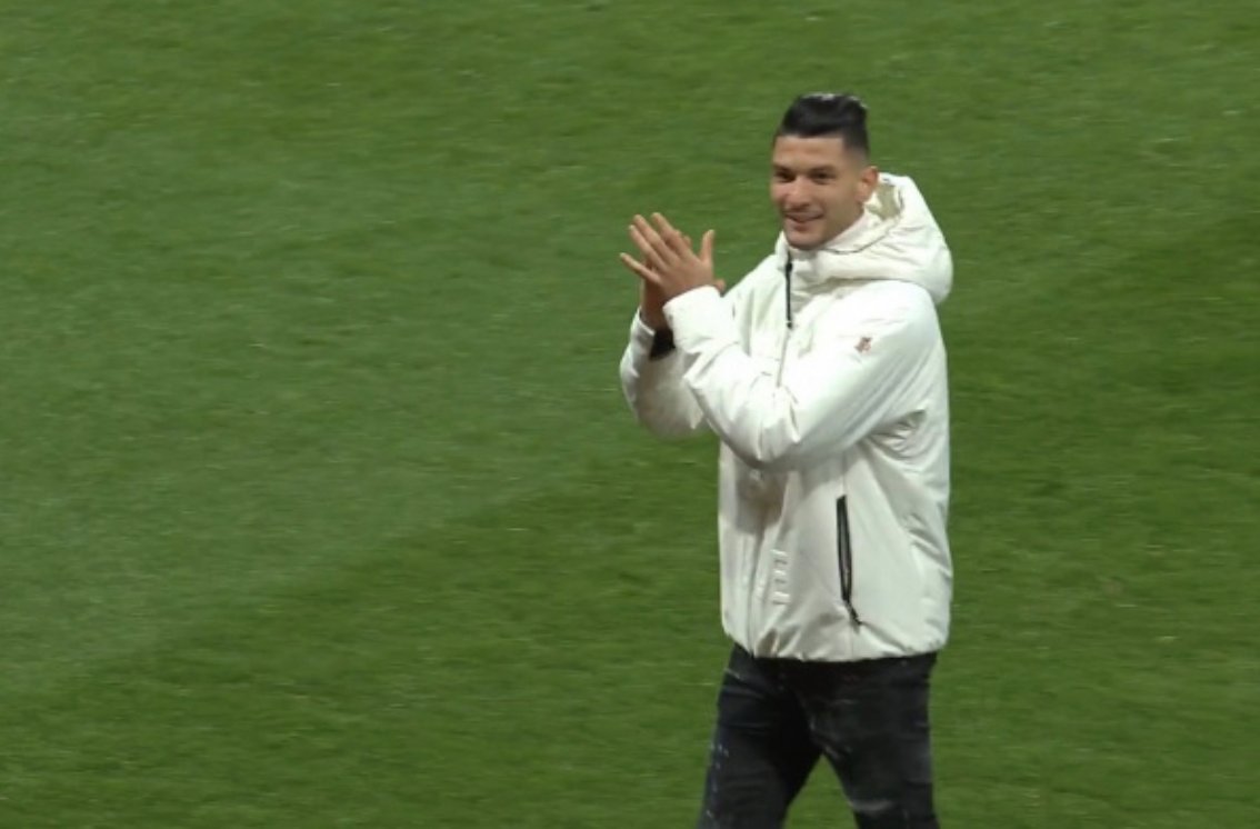 أشرف داري يتلقى استقبال الأبطال من جماهير بريست بعد مشاركته في مونديال قطر