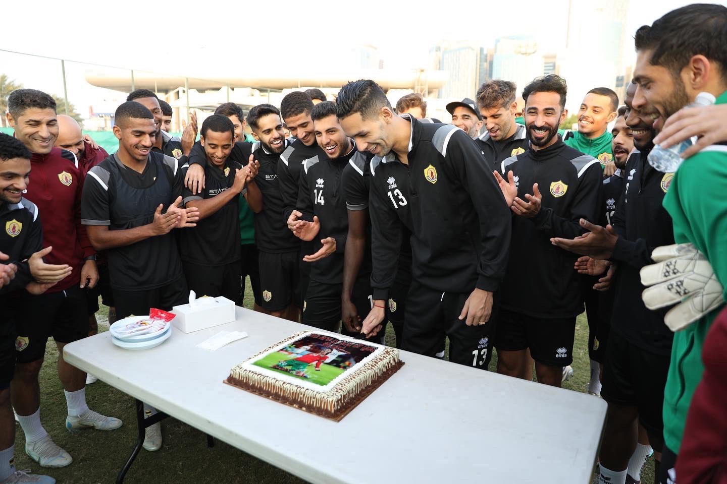 بانون يحظى باستقبال الأبطال في قطر