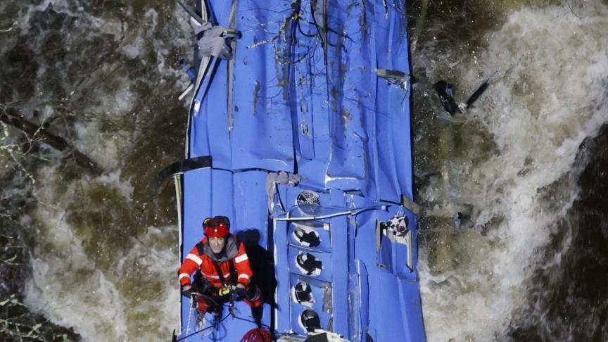 قتيلان على الأقل في سقوط حافلة في نهر بإسبانيا