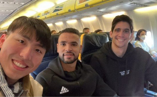 في قمة التواضع .. الأسدان “بونو والنصيري” يحصدان إعجاب الاسبان بعد وصولهما إلى مطار اشبيلية