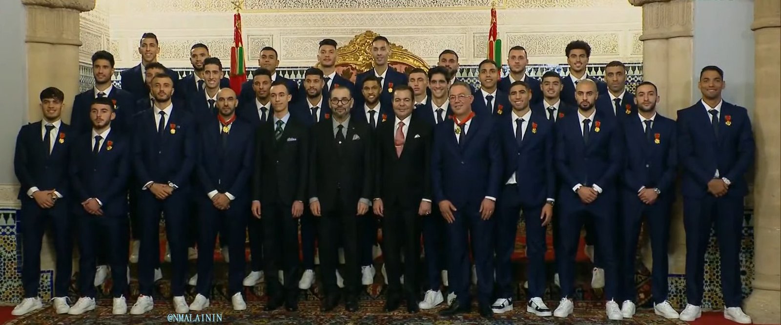 الملك يستقبل أعضاء المنتخب الوطني لكرة القدم ويوشحهم بأوسمة ملكية