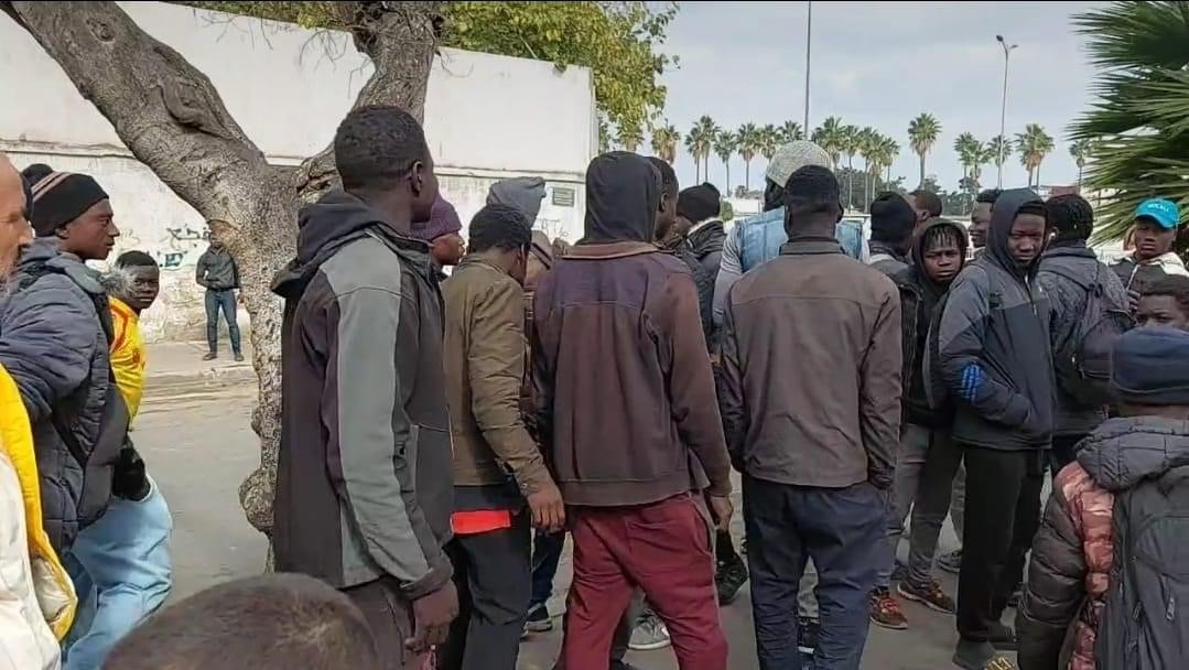 أمن البيضاء يوقف مهاجرين أفارقة تورّطوا في رشق الأمن بالحجارة في “أولاد زيان”