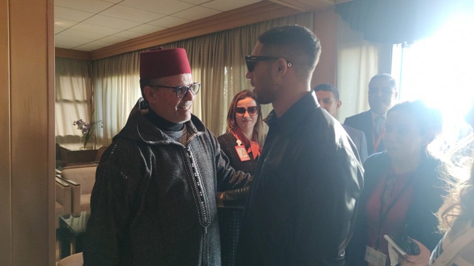 حكيمي يحظى باستقبال الأبطال في القصر الكبير