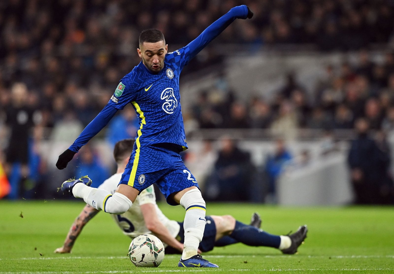 عرض إنجليزي قد يُعجل برحيل النجم المغربي “زياش” من مستنقع “تشيلسي”