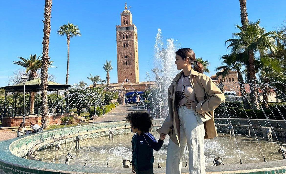 أشرف حكيمي وزوجته في عطلة عائلية بمراكش