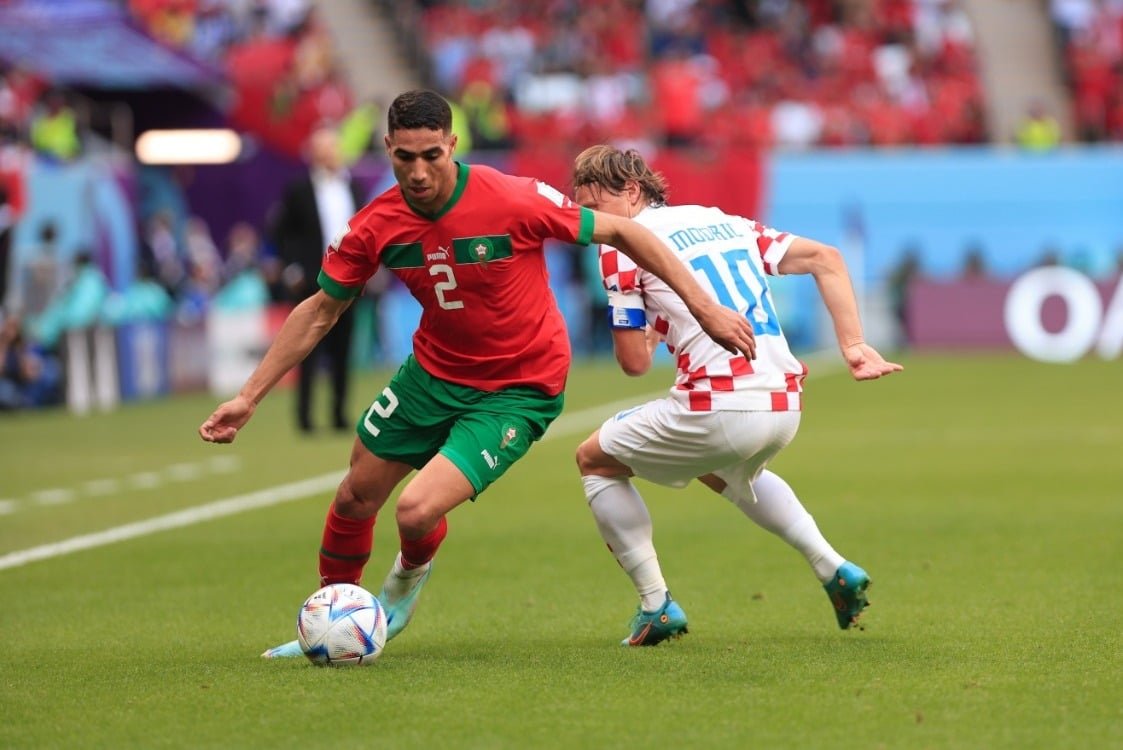 القلب النابض “أشرف حكيمي” ضمن التشكيلة المثالية العالمية لسنة 2022