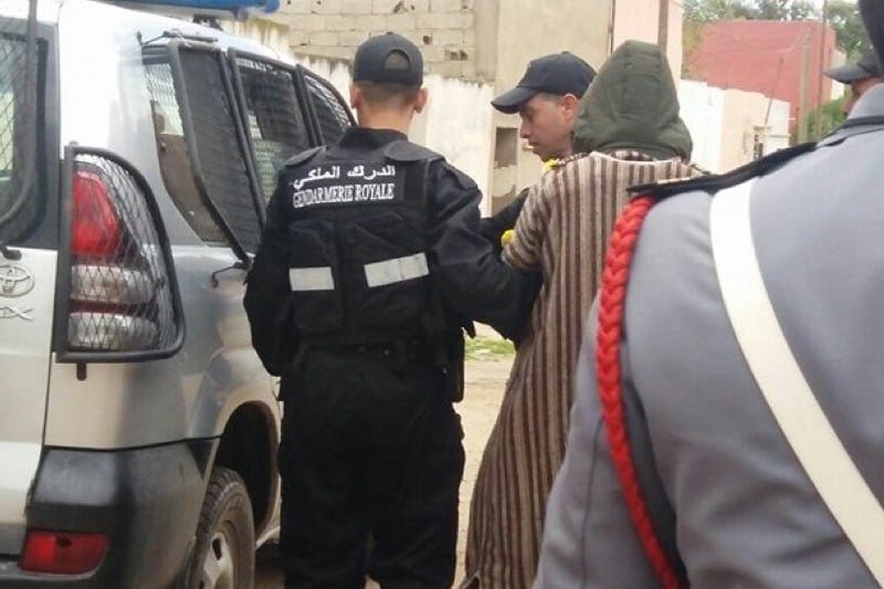 درك آزرو يُطيح بشخص يستخرج جثث النساء من القبور