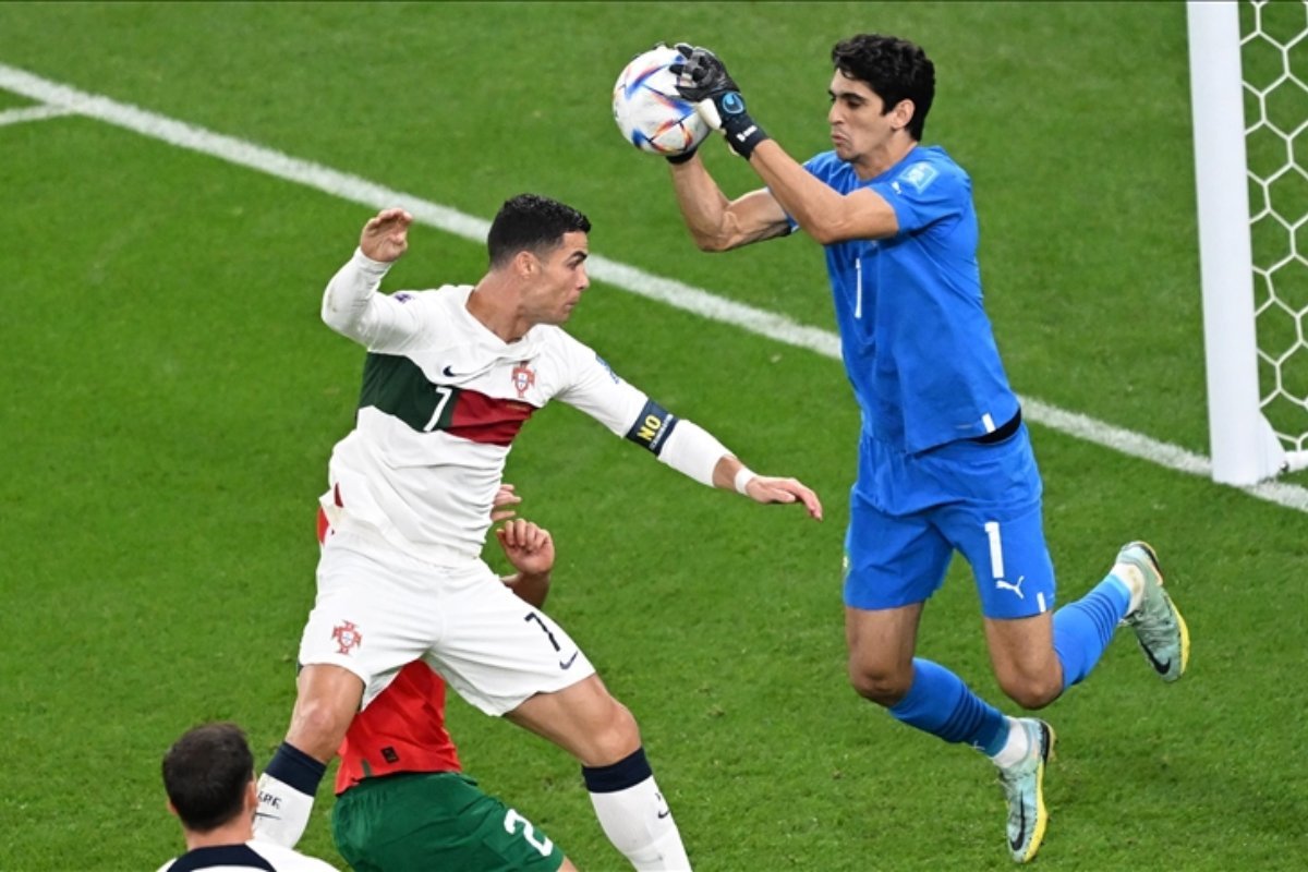 الأسد المغربي “ياسين بونو” يحتل المركز الثالث لـ”أحسن حارس مرمى في العالم”