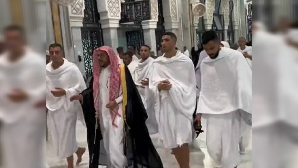 أشرف حكيمي يؤدي مناسك العمرة