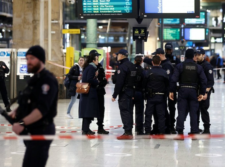 إصابة عدة أشخاص بسلاح أبيض في باريس