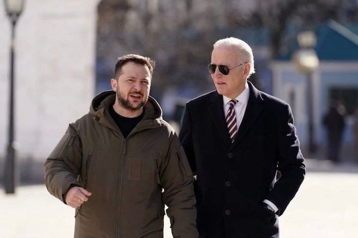 الرئيس الأمريكي يتجول في شوارع أوكرانيا