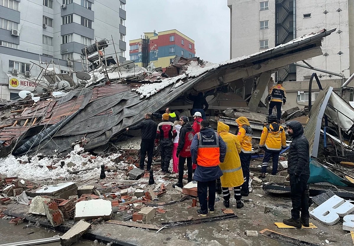 زلزال تركيا .. سفارة المغرب بأنقرة تضع “أرقام هاتفية” للتواصل