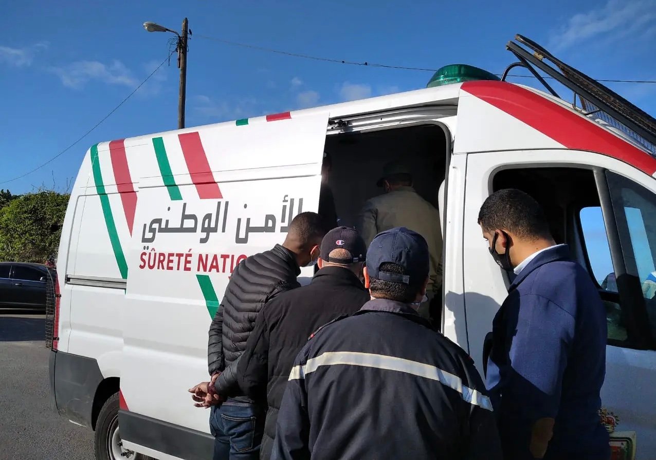 فتاتان وشخصان يهددان الأمن بإشعال قنينة غاز