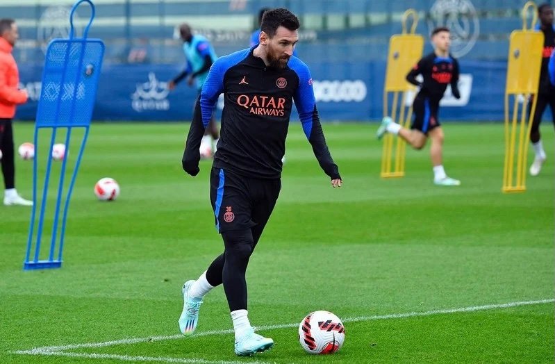 سان جرمان يناقش تمديد عقد ميسي