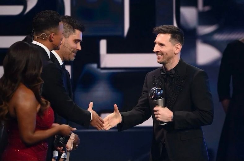 ميسي ينال جائزة الأفضل في العالم المقدمة من الفيفا