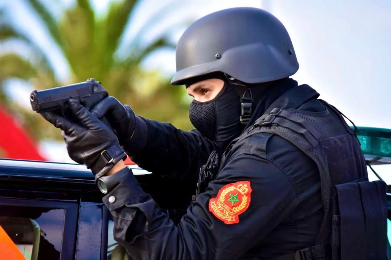 شخص يعرض والدته لاعتداء خطير والأمن يوقفه بالرصاص