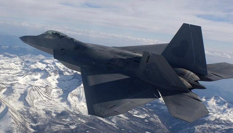 طائرة حربية أمريكية تسقط جسماً جديداً كان يحلق في فضاء كندا