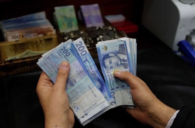 الدرهم ينخفض مقابل الدولار واليورو