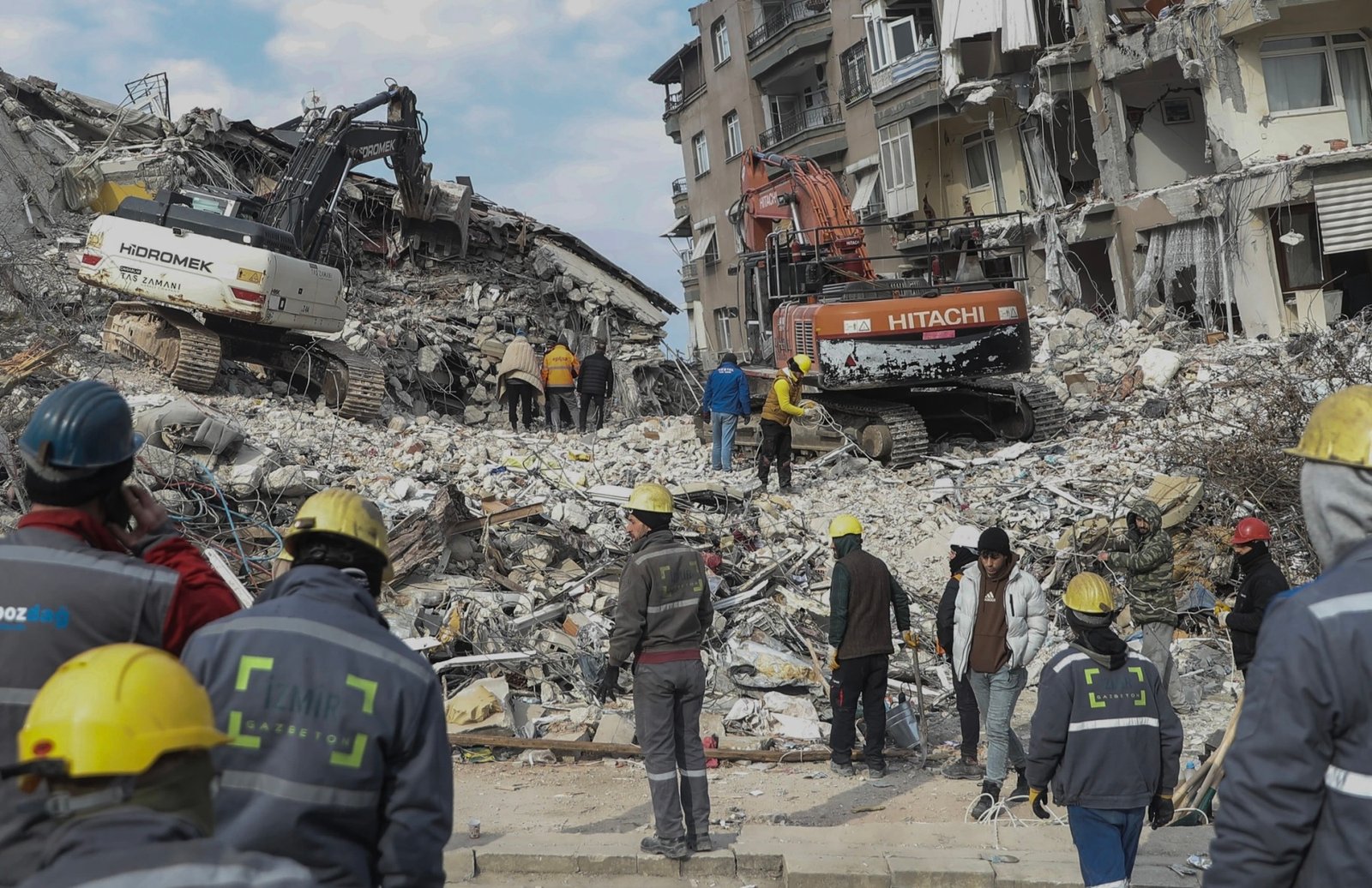 جرحى وانهيار بنايات إثر زلزالين جديدين في تركيا