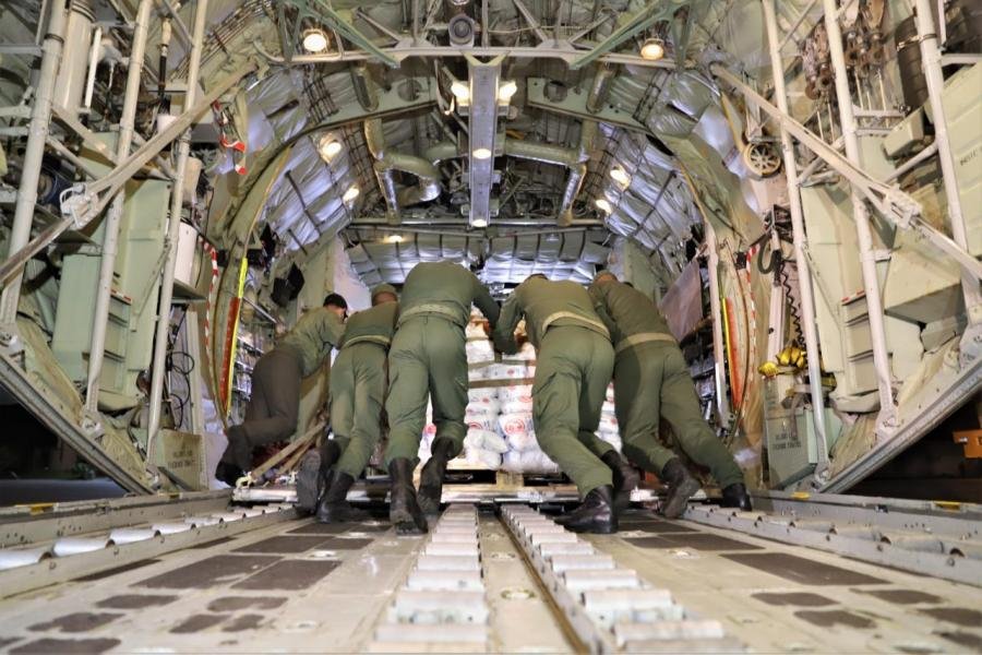 طائرات تابعة للقوات المسلحة الملكية تنقل المساعدة للسكان المتضررين من موجة البرد والثلوج