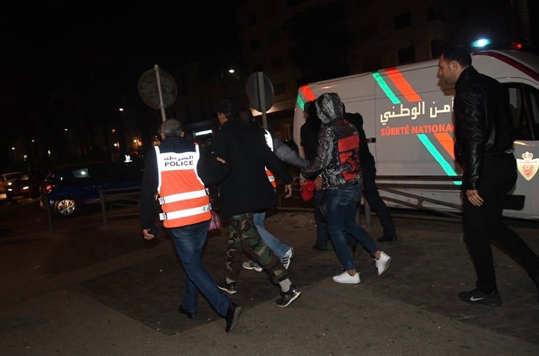 أمن طنجة يحجز 18 سيفا وآلاف من كبسولات الغاز المخدر