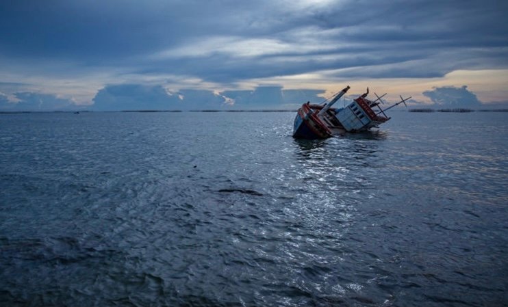 انتشال جثث عشرة بحارة جراء غرق سفينة بالداخلة