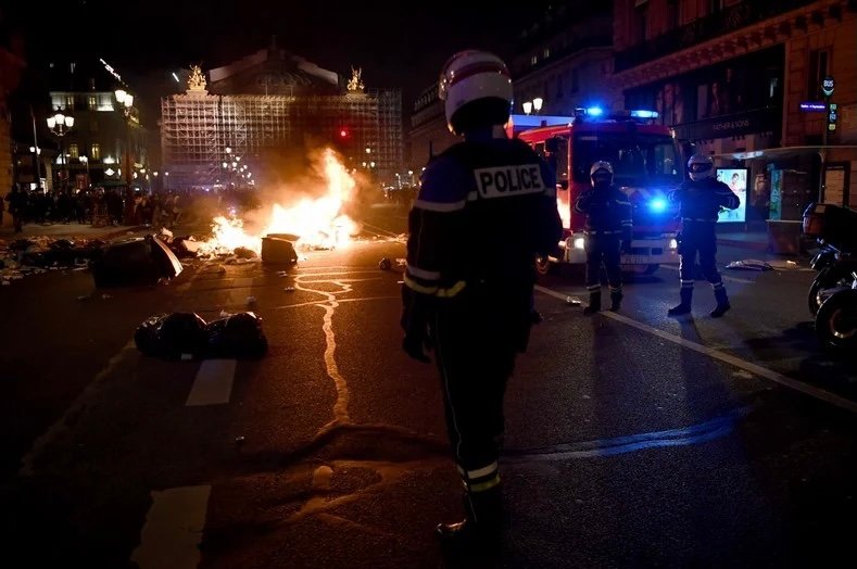 أمن فرنسا يعتقل 142 شخصا في ليلة عنيفة