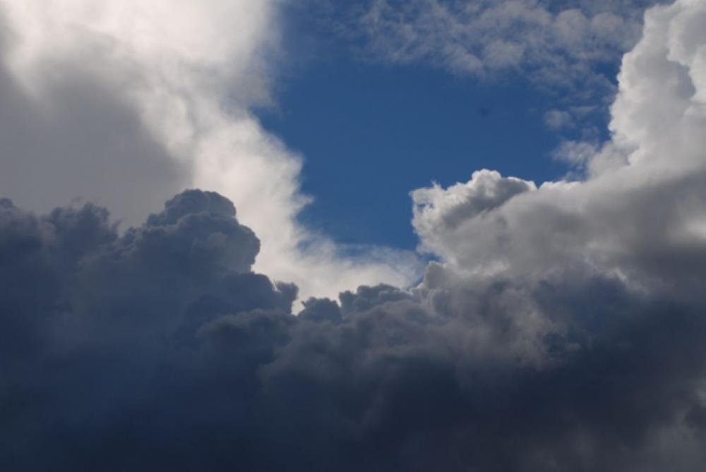 طقس الجمعة.. أمطار منتظرة بمناطق من المملكة