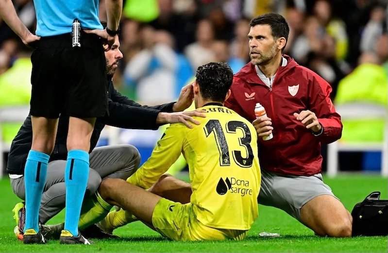 إصابة قوية تُخرج بونو من مباراة إشبيلية