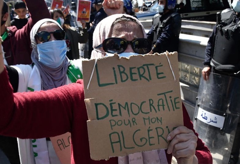 وزير الشؤون الخارجية الأيرلندي يأسف لحل منظمات المجتمع المدني في الجزائر