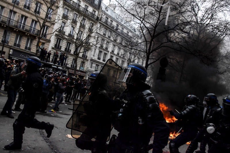 صدامات عنيفة في باريس بين الشرطة ومتظاهرين