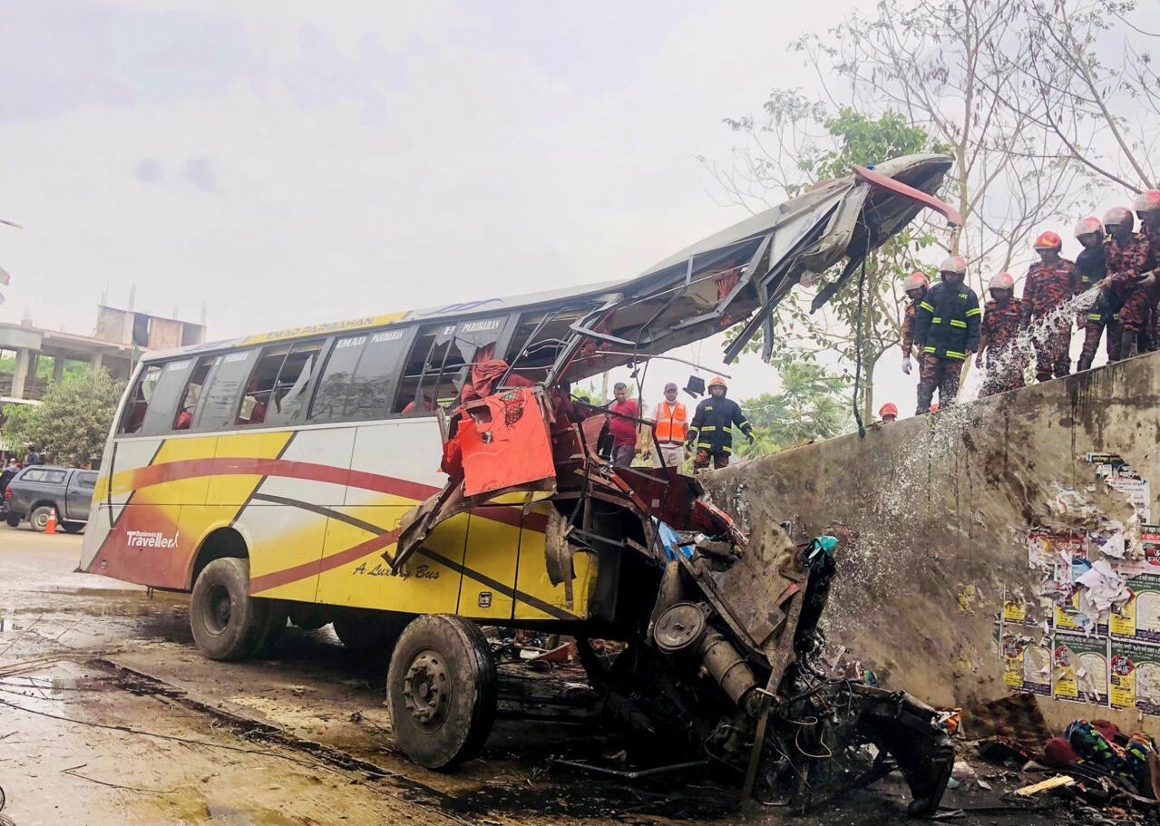 مصرع 19 شخصاً في حادث تحطم حافلة في بنغلادش