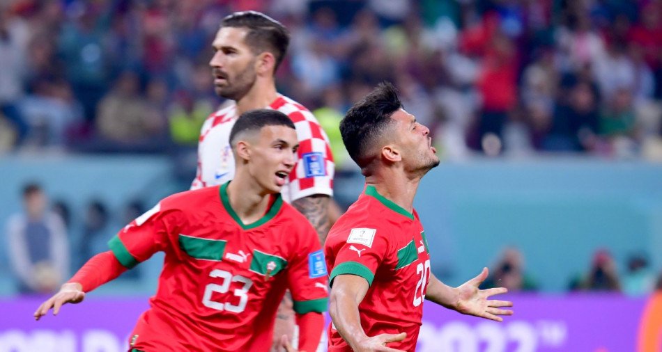 فيفا يشيد باللاعبين الشباب في تشكيلة الأسود