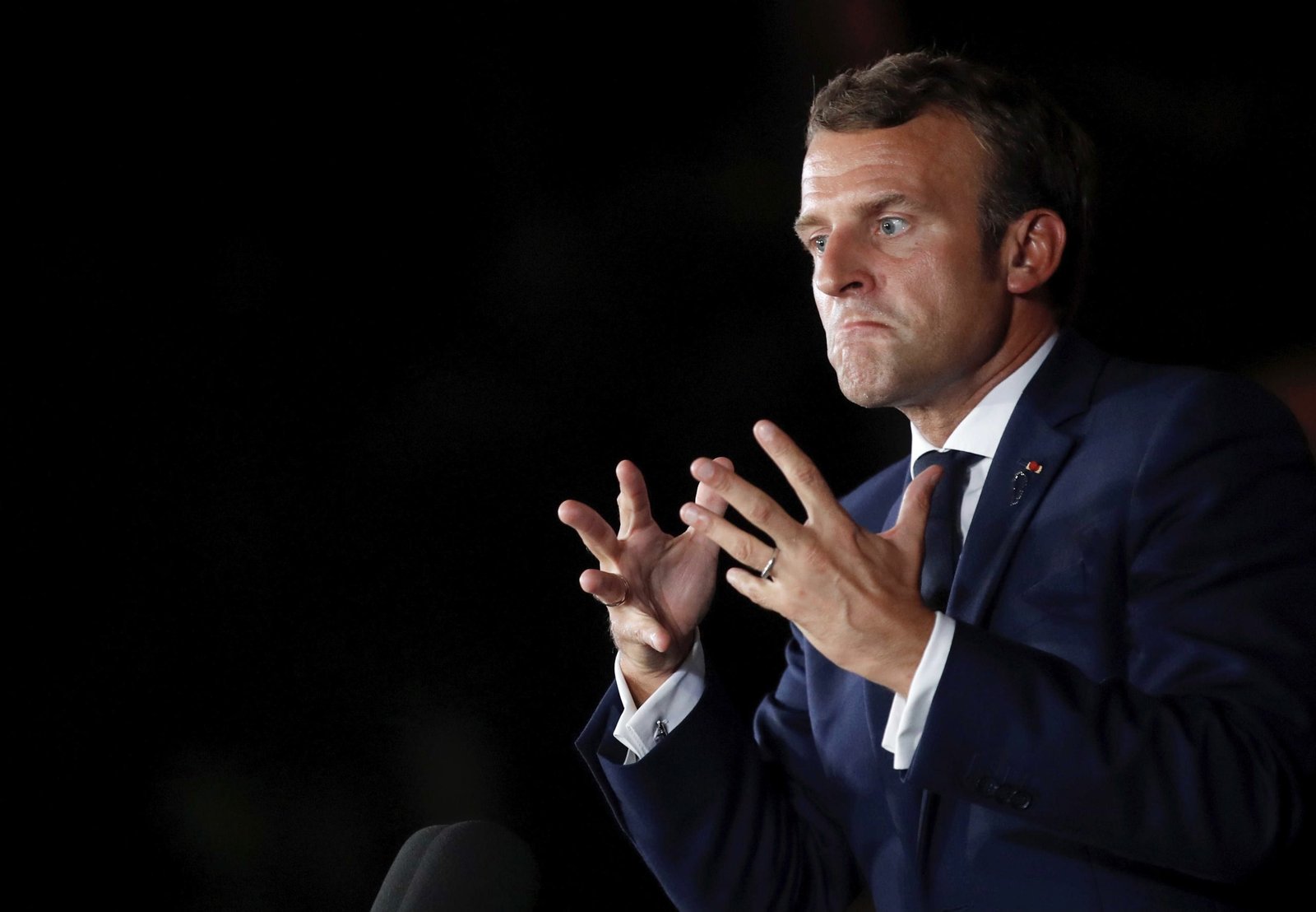 ماكرون يؤجج الغضب بعد تمرير قانون إصلاح التقاعد بالقوة